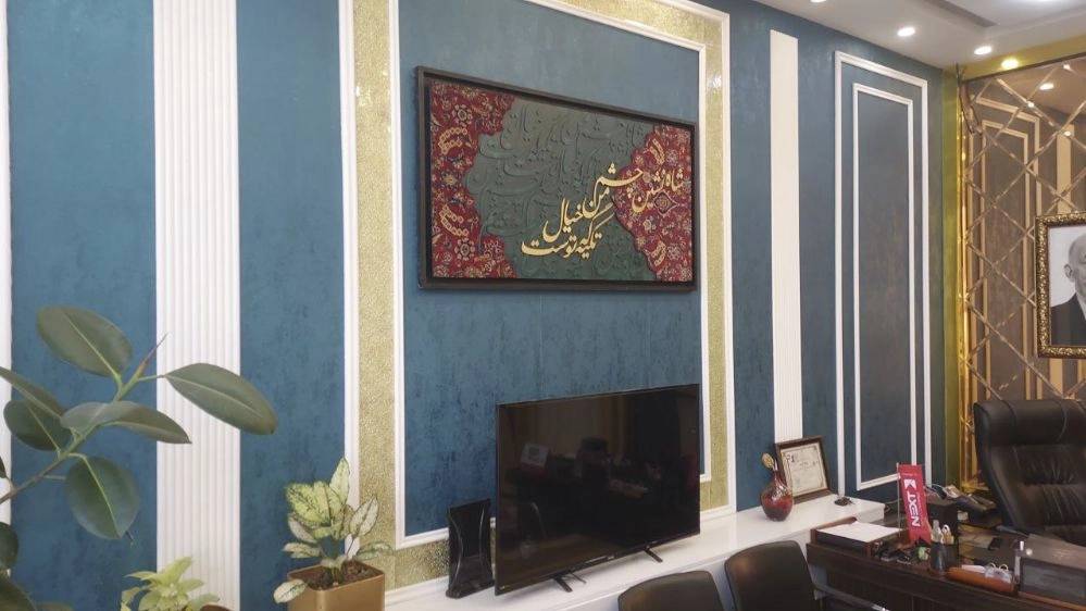 اجرای کاغذ دیواری با طرح‌های متنوع